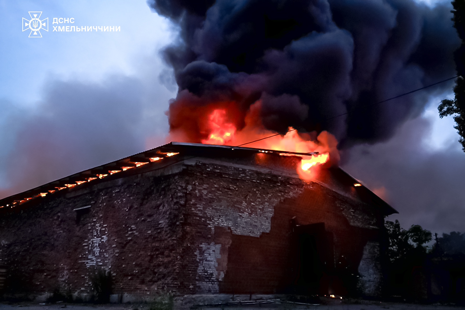 Рятувальники показали наслідки ворожої атаки на Хмельниччині 2 червня (ФОТО, ВІДЕО) Рятувальники показали наслідки ворожої атаки на Хмельниччині 2 червня (ФОТО, ВІДЕО)