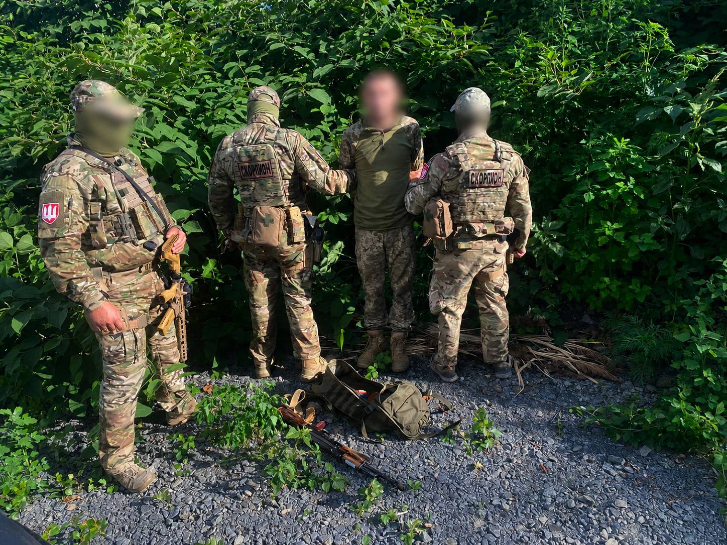 На вокзалі у Хмельницькому затримали військовослужбовця в СЗЧ з автоматом Калашникова На вокзалі у Хмельницькому затримали військовослужбовця в СЗЧ з автоматом Калашникова